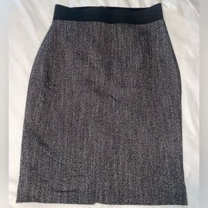 NWT Express knit pencil skirt. zipper back w/ elastic Size 00 Black and white